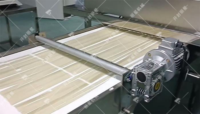 水晶粉絲生產(chǎn)線(xiàn)昌平客戶(hù)加工鮮粉苕皮的試機(jī)現(xiàn)場(chǎng)