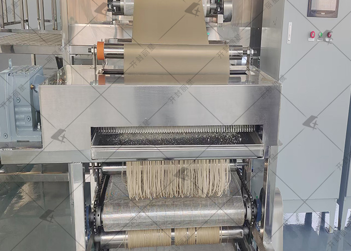 粉絲f粉條生產線設備試運行進行時，為粉條加工賦能