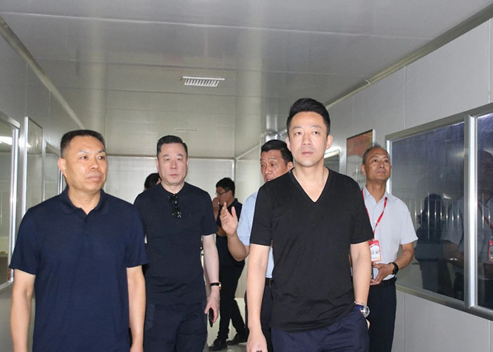 麻六記汪小菲考察“酸辣粉之都”，與麗星共議創(chuàng)新和發(fā)展