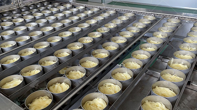 隧道式粉絲粉條烘干設備封閉運行，高效穩(wěn)定更衛(wèi)生