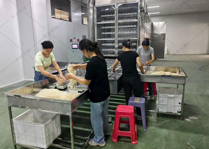 泌陽(yáng)縣引入麗星 1.5 噸方便粉絲生產(chǎn)線，設(shè)備試機(jī)工作啟動(dòng)